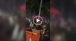 Concert goers put a pickpocket in a trash container