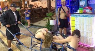 A policeman took two drunk tourists to a hotel in a shopping cart (3 photos)