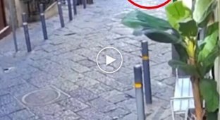 In Italy, a schoolboy threw a statue from the fourth floor. She fell on a tourist