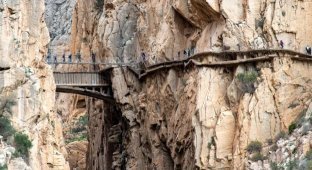 Турист сорвался с Королевской тропы в Малаге (4 фото)
