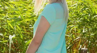 Милая блондинка Кейти в лесу