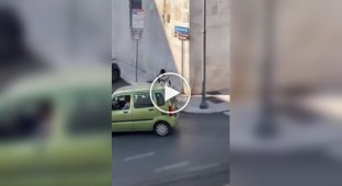Мужчина с металлическим прутом устроил переполох в центре Италии