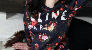 Красивая брюнетка Сивилла