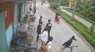 Зумер вирішив помахати руками перед мопедистами, що проїжджають (3 фото + 2 відео)