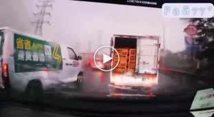 Стріла масивного крана обрушилася на магістраль і придавила легковик