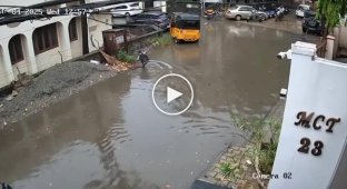 Мужчина спас мальчика, которого ударило током