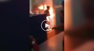 В аэропорту Алматы мужчина поджег себя на глазах людей