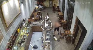 Напівголий турист влаштував погром у в'єтнамському кафе