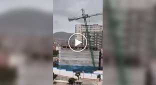 A giant crane collapsed on residential buildings due to strong winds Wind