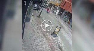 Падение фонаря на жительницу Польши попало на видео