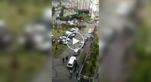 Стрибнув з даху.