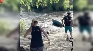 Дівчина на велосипеді ледве не потонула, намагаючись проїхати по затопленому мосту