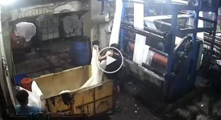 На индийской швейной фабрике парень попытался распутать застрявшую ткань, обмотав ее вокруг своей головы