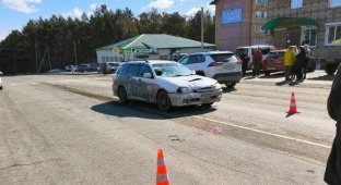 A driver hit children at a pedestrian crossing (4 photos + 2 videos)