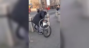 В Лондоне мигрант решил угнать велосипед, но в спину прилетел удар от хозяина