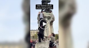 Женщина упала со статуи во время акции протеста в Париже