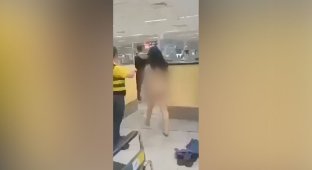 A tourist exposed herself at the airport in the Philippines (3 photos + 1 video)