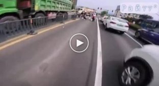 The motorcyclist had to separate fighters on the road twice