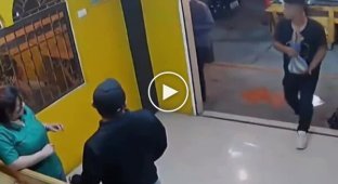 A plainclothes police officer prevented a restaurant robbery