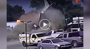 Момент падения самолета на грузовики в Техасе попал на видео