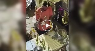 Пекарь несколько раз плюнул на тесто для лепешек