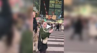 В Японии раздраженная прохожая умышленно толкнула девочку-туристку на дороге