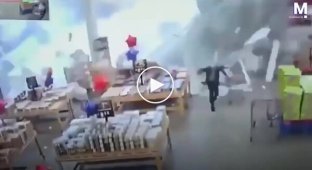 Сильный ливень привел к обрушению части крыши супермаркета