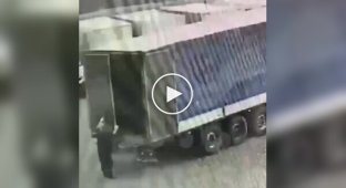 A truck driver from the Moscow region was knocked out by a door during a hurricane