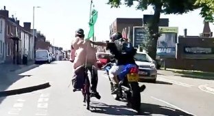 В Великобритании мотоциклист напал на нудиста и полицейских (2 фото + 1 видео)