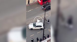 A man with a machete attacked a passerby in London