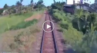 Неудачное место: поезд снес грузовик на железнодорожном переезде