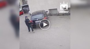 Theft in 30 seconds: a guy stole a phone from a car while the owner was shopping for pilaf