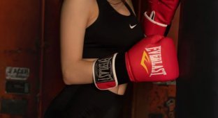 Очаровательная брюнеточка вызывает тебя на спарринг