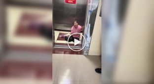 In China, an elderly woman was beaten and robbed in an elevator - but passersby refused to help, fearing a scam