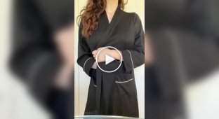 Покажи нам девушка, что у тебя под халатиком