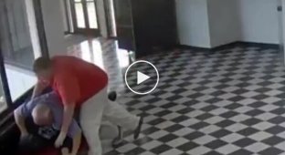 В США директор школы остановил вооруженного нападавшего и защитил учеников