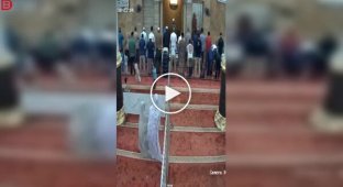 Девочки в мечети опрокинули ограждение, после чего сделали вид что молятся