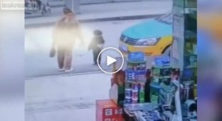 Chinese mother left her child unattended on the road