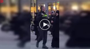 Полицейский ударил женщину, которая снимала задержание подруги