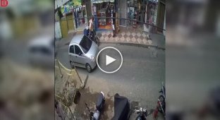 Неосторожный шаг на стройке: мать с ребенком едва не попали под грузовик