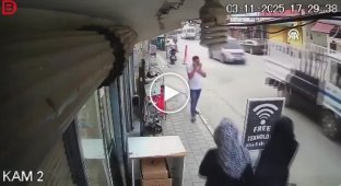 В Турции пешеход чудом спасся, отпрыгнув от несущегося автомобиля