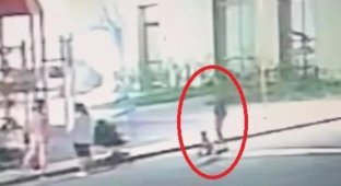 In Kazakhstan, a 13-year-old teenager Threw a two-year-old child onto the pavement (3 photos + 1 video)