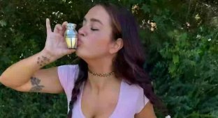 An 18+ model takes her father's ashes to a shoot (4 photos)