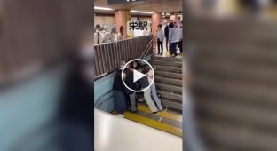 У Японії пасажири метро схопили літнього збоченця