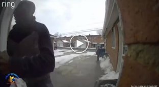 Police officer dramatically neutralizes man holding woman and children hostage