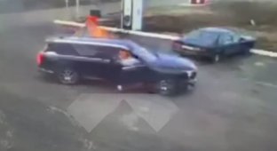 Chinese crossover almost burned its owner (5 photos + 1 video)