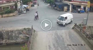 Во Вьетнаме мотоциклист чудом спасся, прыгнув с падающего байка