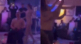 In Russia, a striptease dancer got into character and undressed completely (1 photo + 1 video)