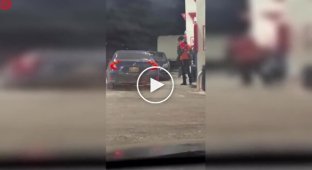 Дорожный конус стал поводом для драки на заправке