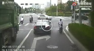 Dangerous blind spots near a truck and a mother with a child on a bicycle.